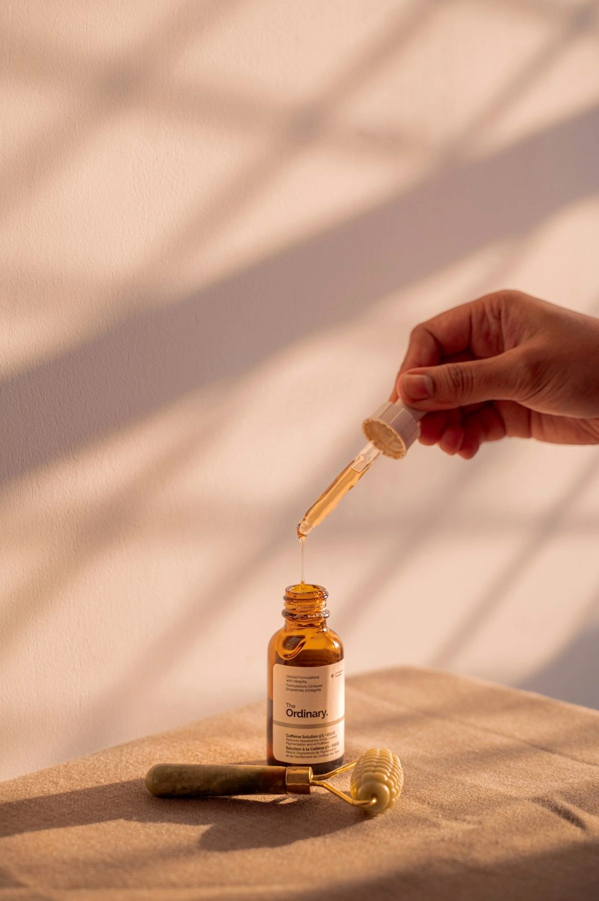 精華液滴管特寫，象徵胜肽保養品的使用情境