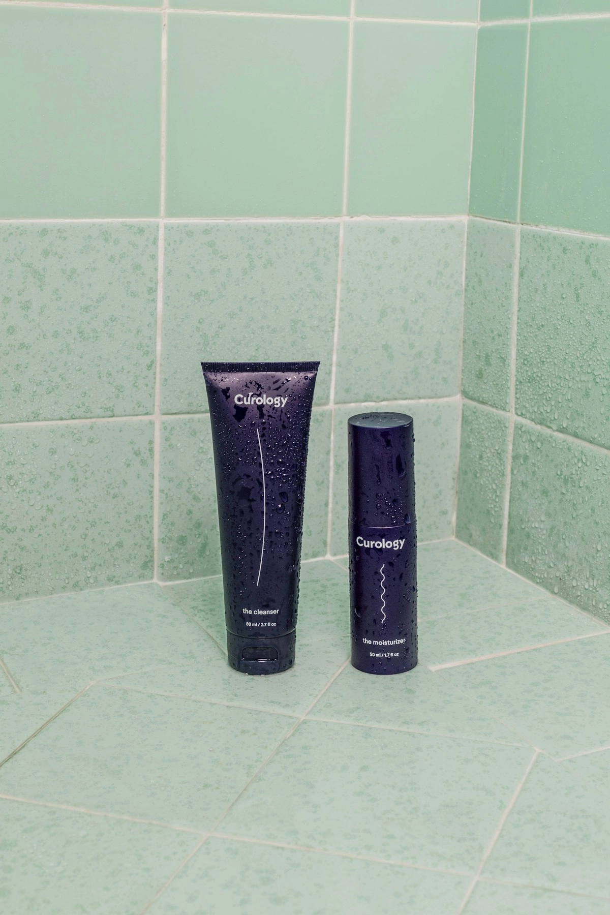 保養品瓶身與成分標示特寫