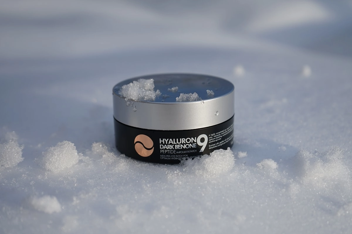 冬季保養品擺放在桌面上，營造低溫保養的氛圍